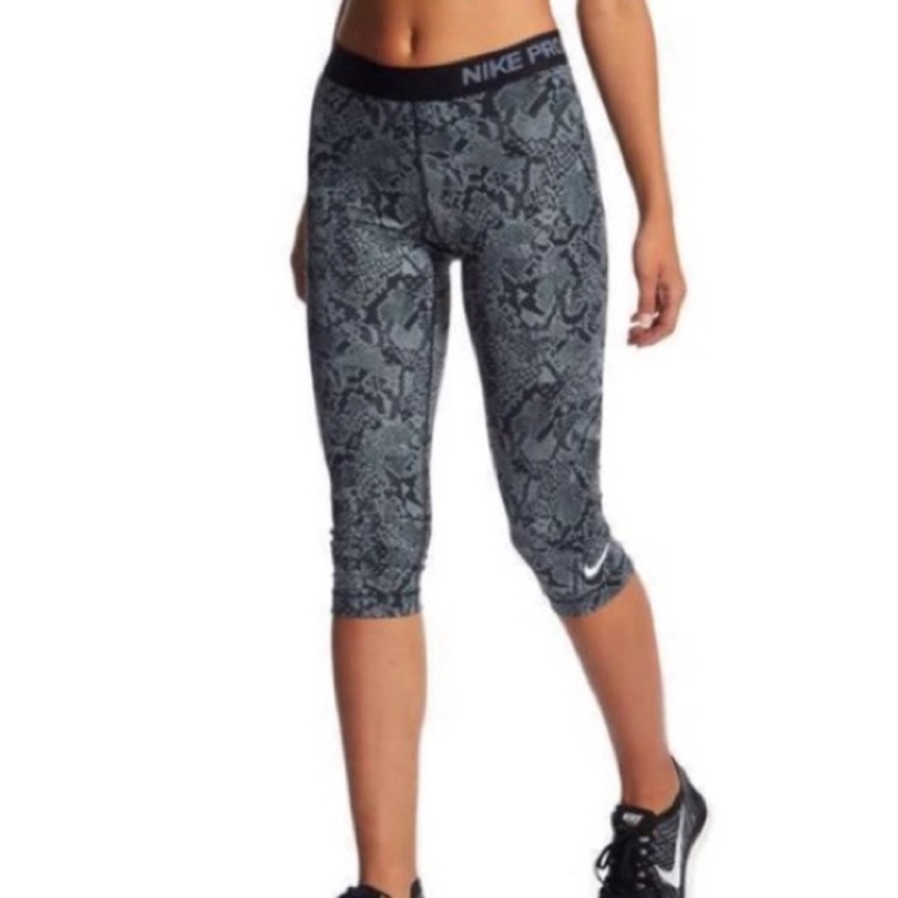 BNWT Nike Pro snakeskin cropped leggings